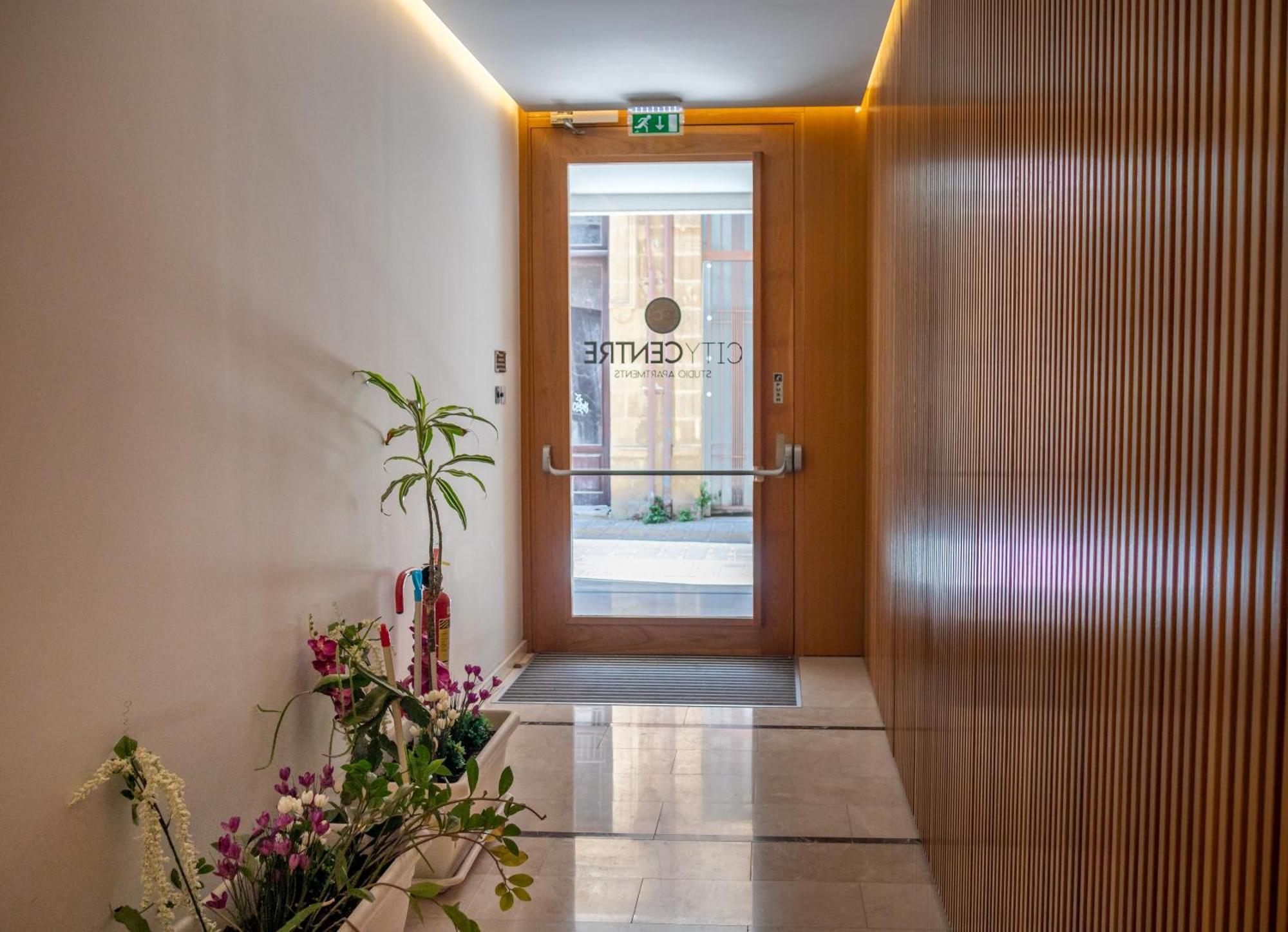 City Centre Studio Apartments ニコシア エクステリア 写真